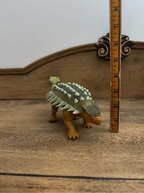 Jurassic World Roarivores Ankylosaurus